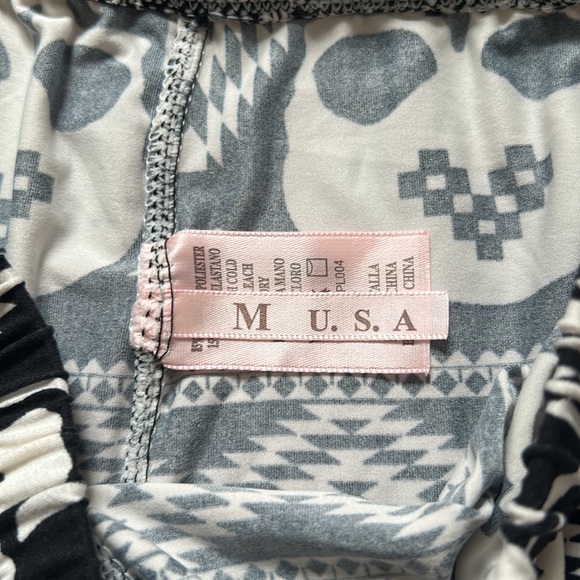 (3 for $12) Skull Leggings 💀🖤 - Picture 3 of 3